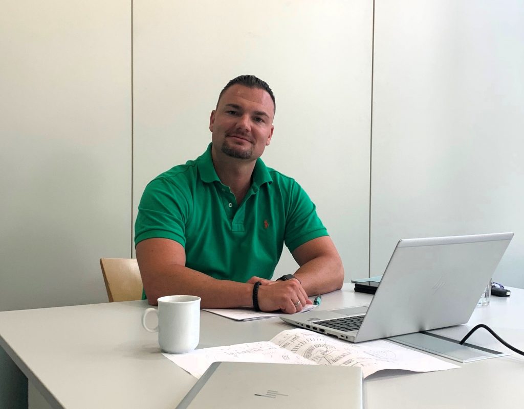 Stephan Günther am Schreibtisch im Büro
