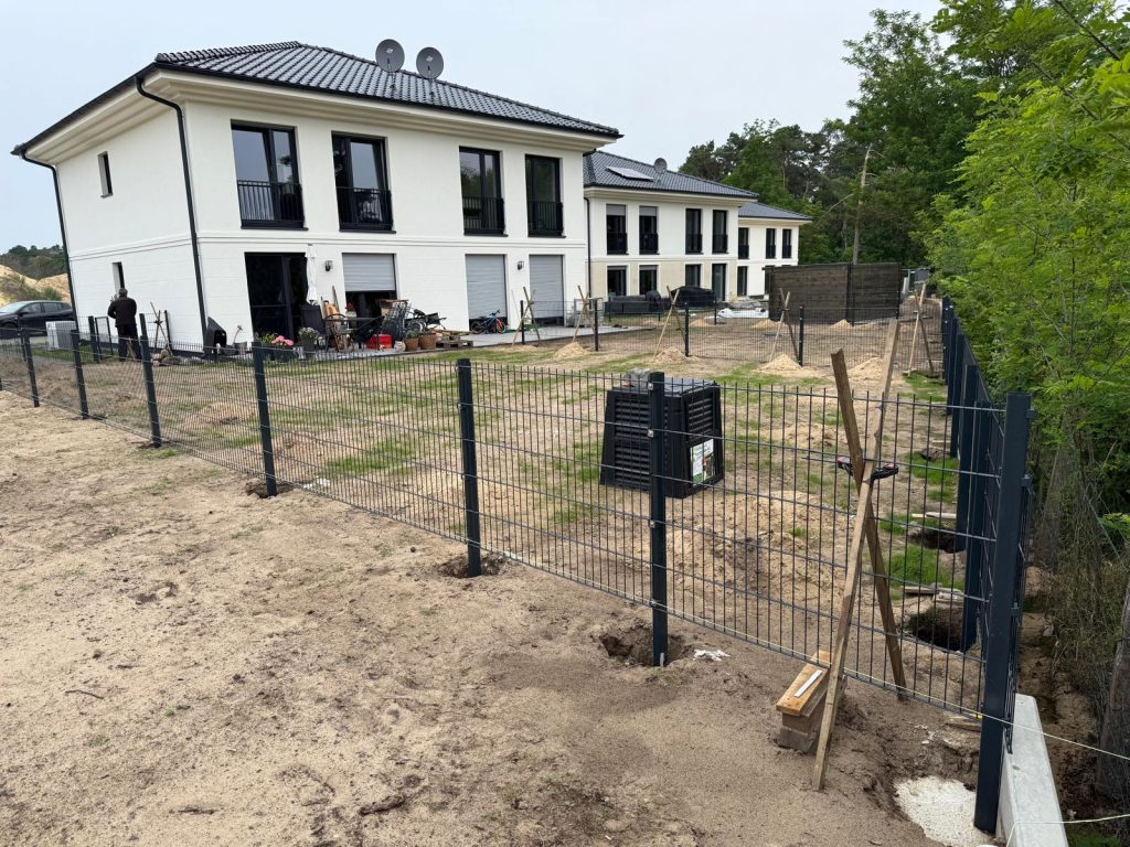 Fertige Doppelhaushälften mit Außenanlage