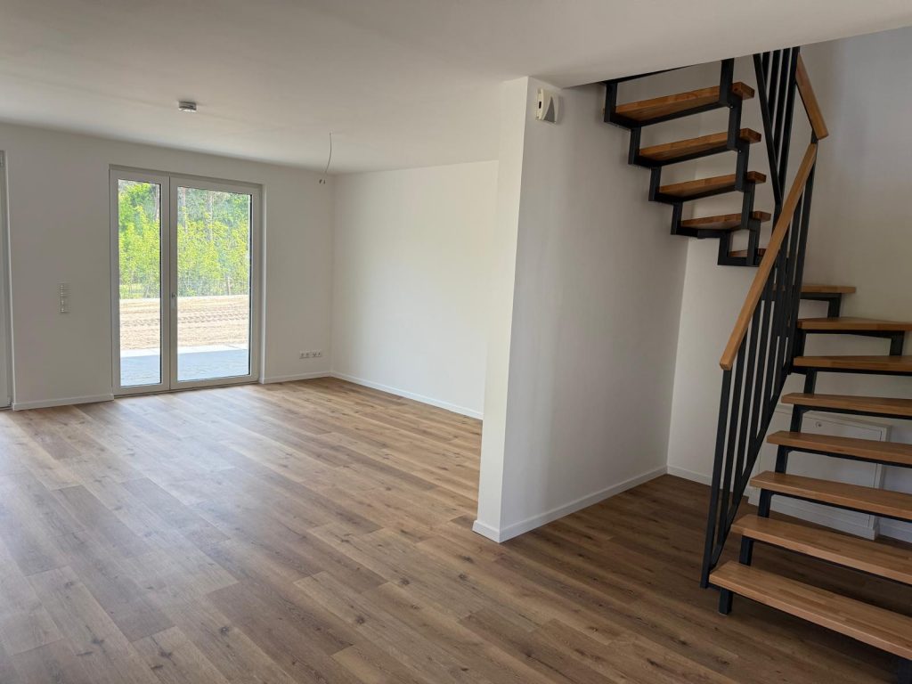 Heller Wohnraum mit Holztreppe