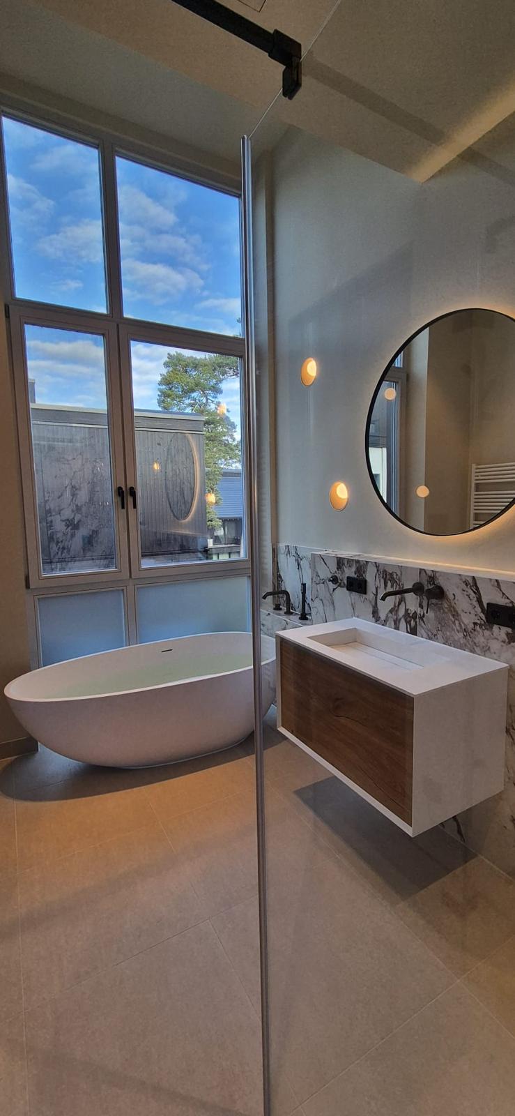 Badezimmer mit freistehender Badewanne und Waschtisch