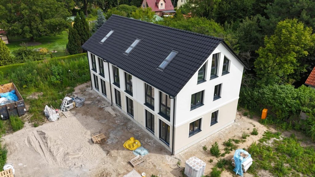Mehrfamilienhaus mit dunklem Satteldach