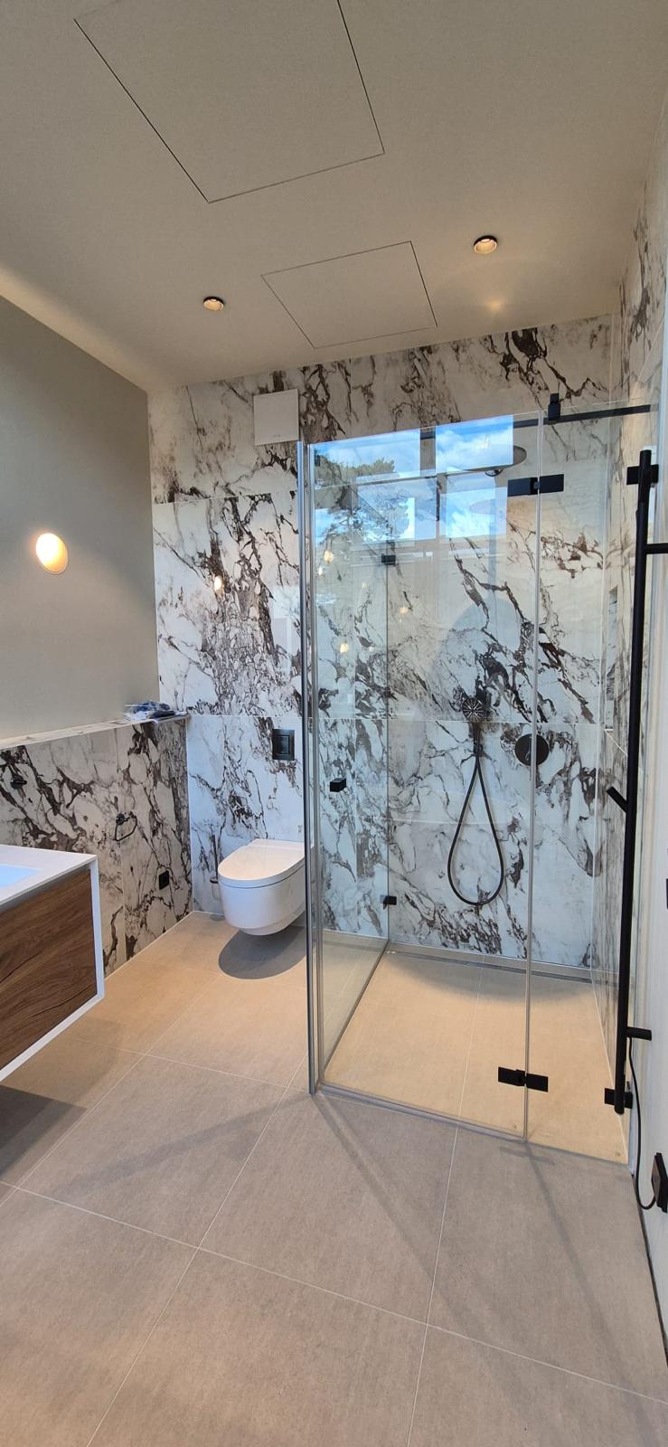 Bodengleiche Dusche mit Glasabtrennung und Marmoroptik