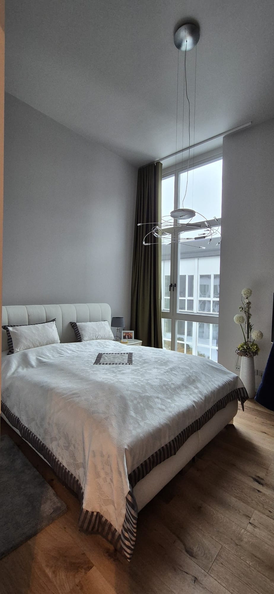 Schlafzimmer mit bodentiefem Fenster
