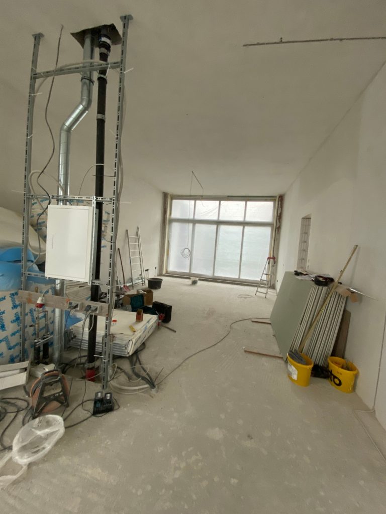 Innenausbau mit offenen Installationen und Baumaterial