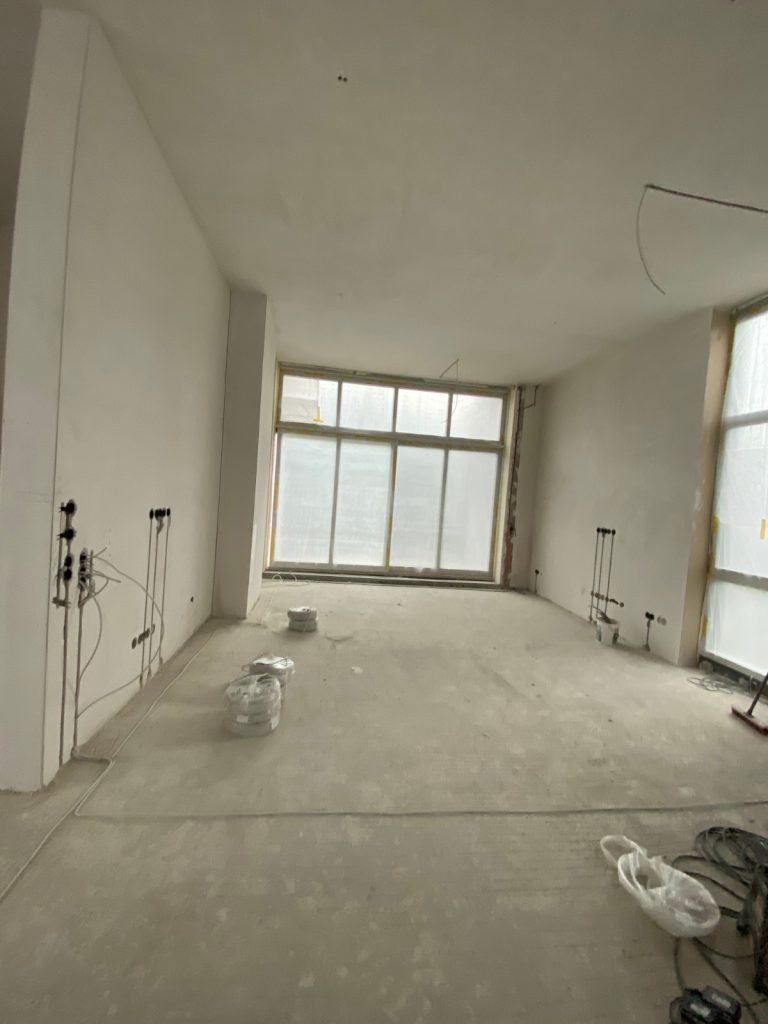 Wohnraum im Innenausbau mit großen Fensterflächen