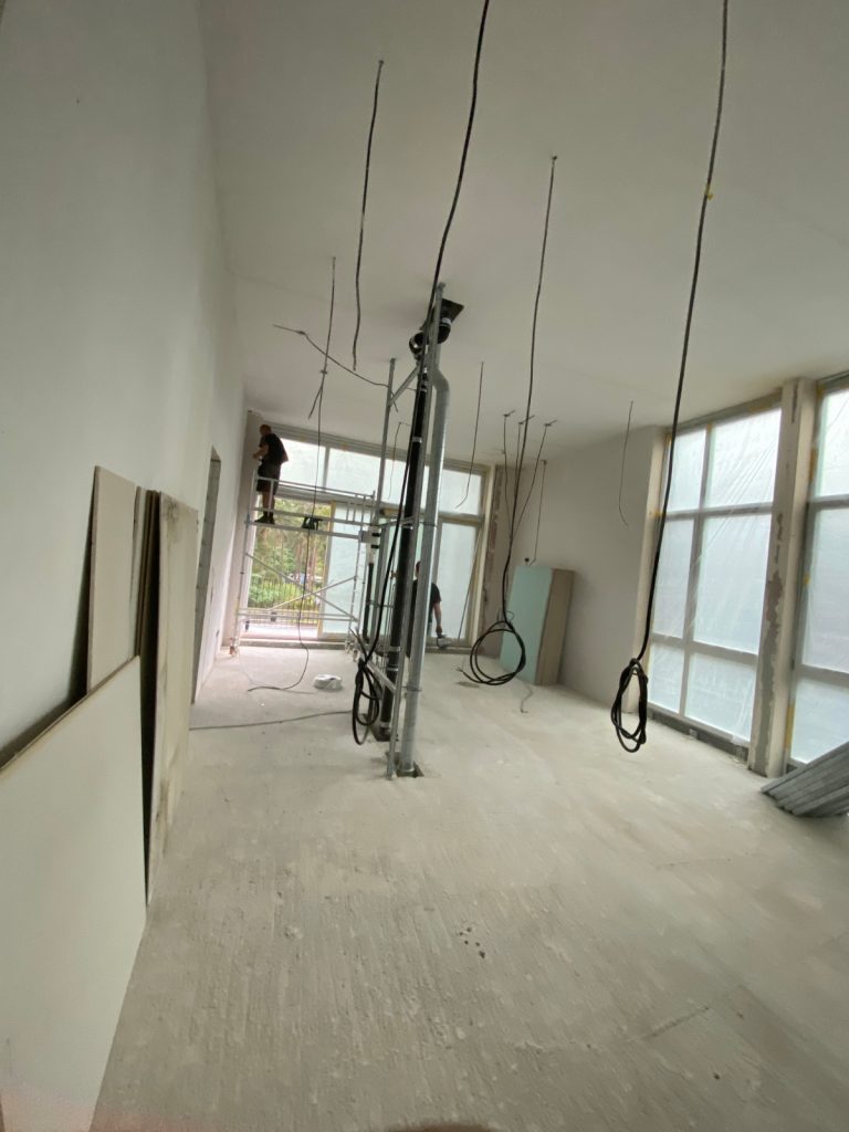 Flur im Innenausbau mit offener Elektroinstallation