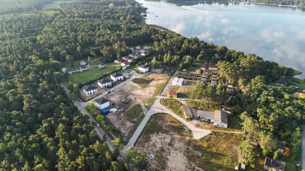 Luftaufnahme eines Wohnbauprojekts am See