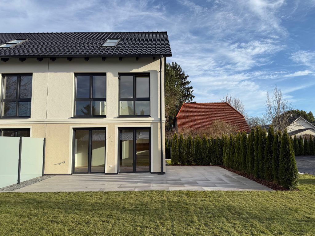 Wohnhaus mit großer Terrasse und Rasenfläche