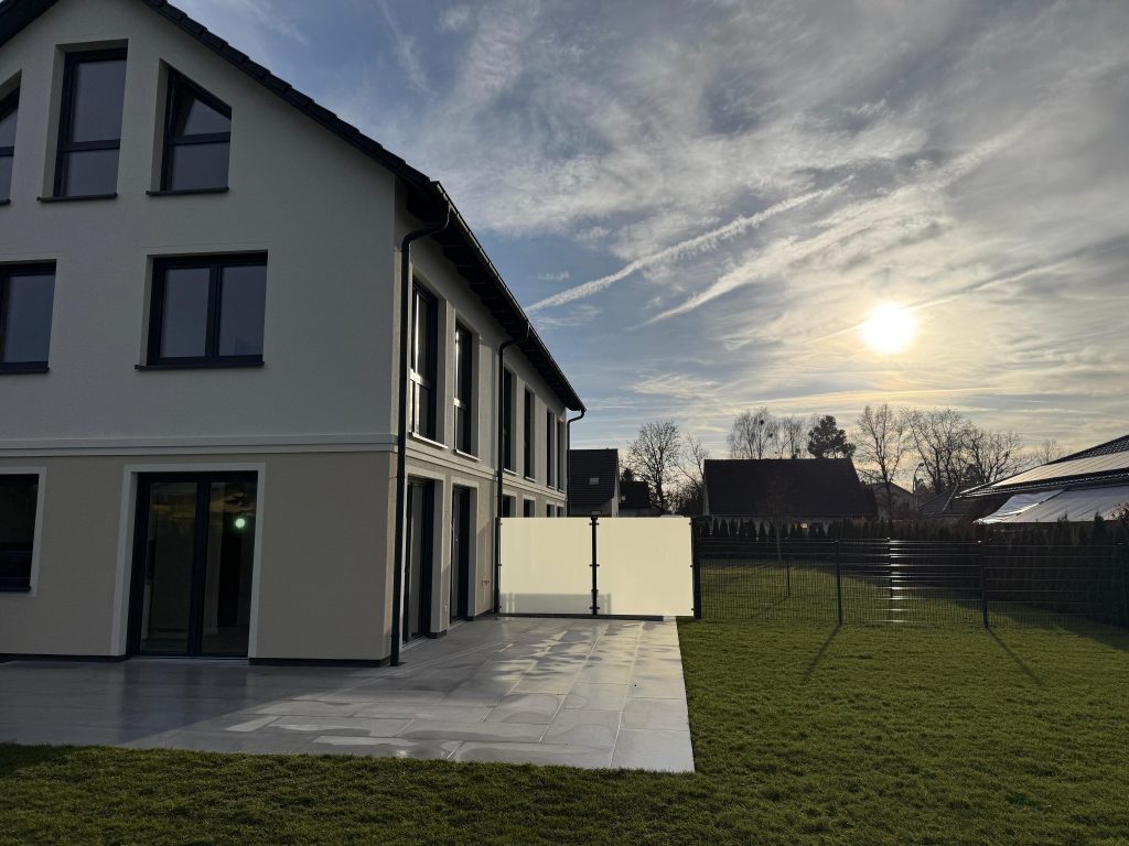 Doppelhaus mit Terrasse bei Gegenlicht