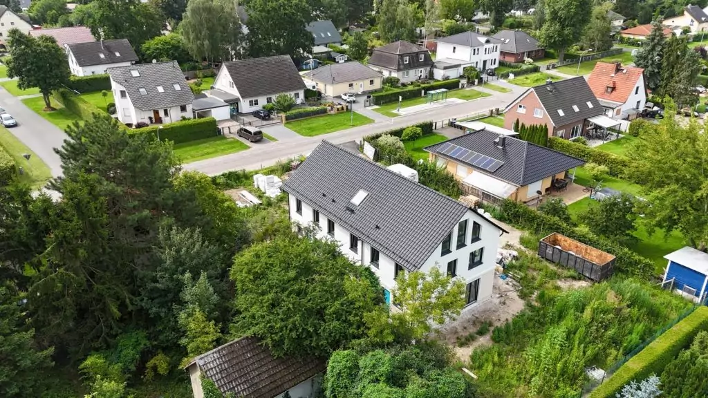 Wohnhäuser mit Gärten aus der Luft