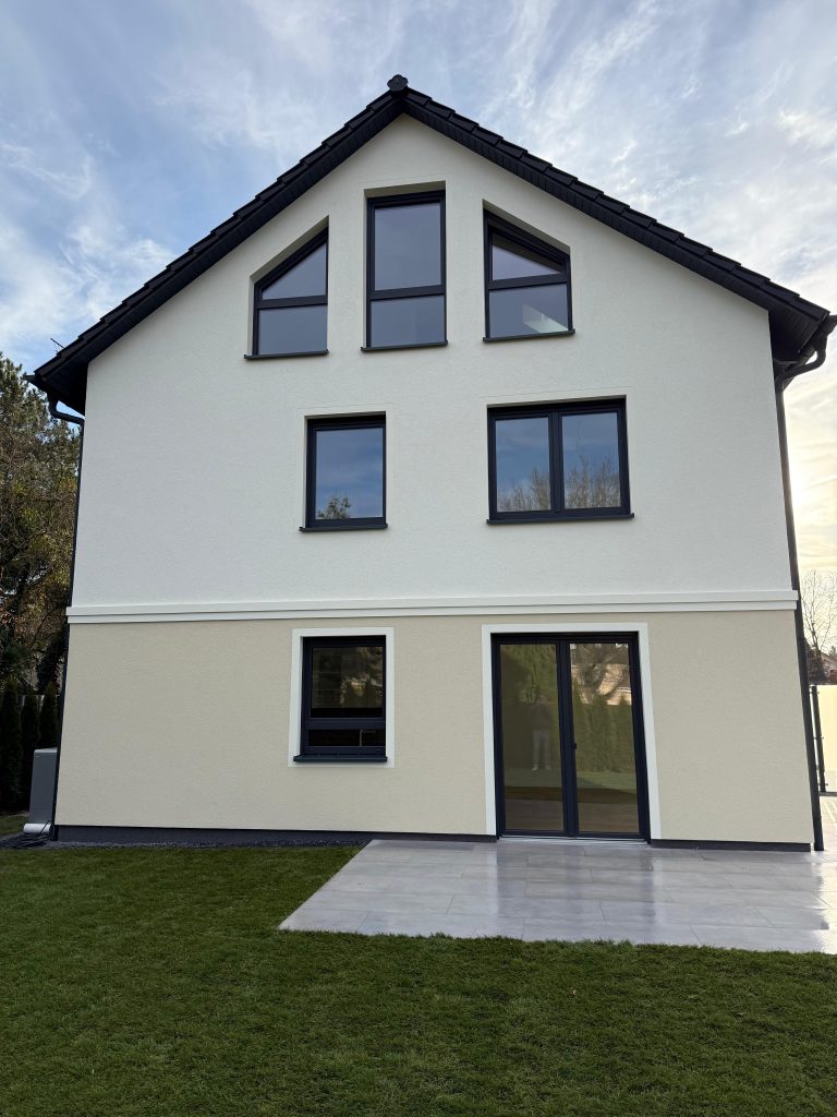 Fassade eines neuen Mehrfamilienhauses