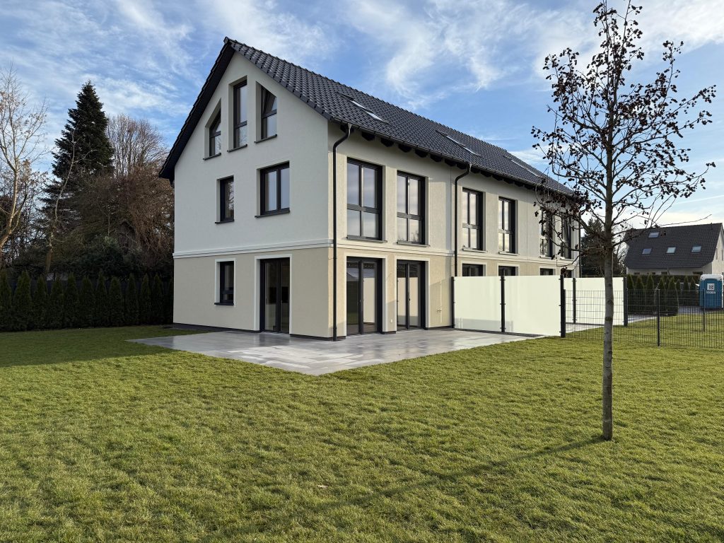 Wohnhaus mit Satteldach und Garten