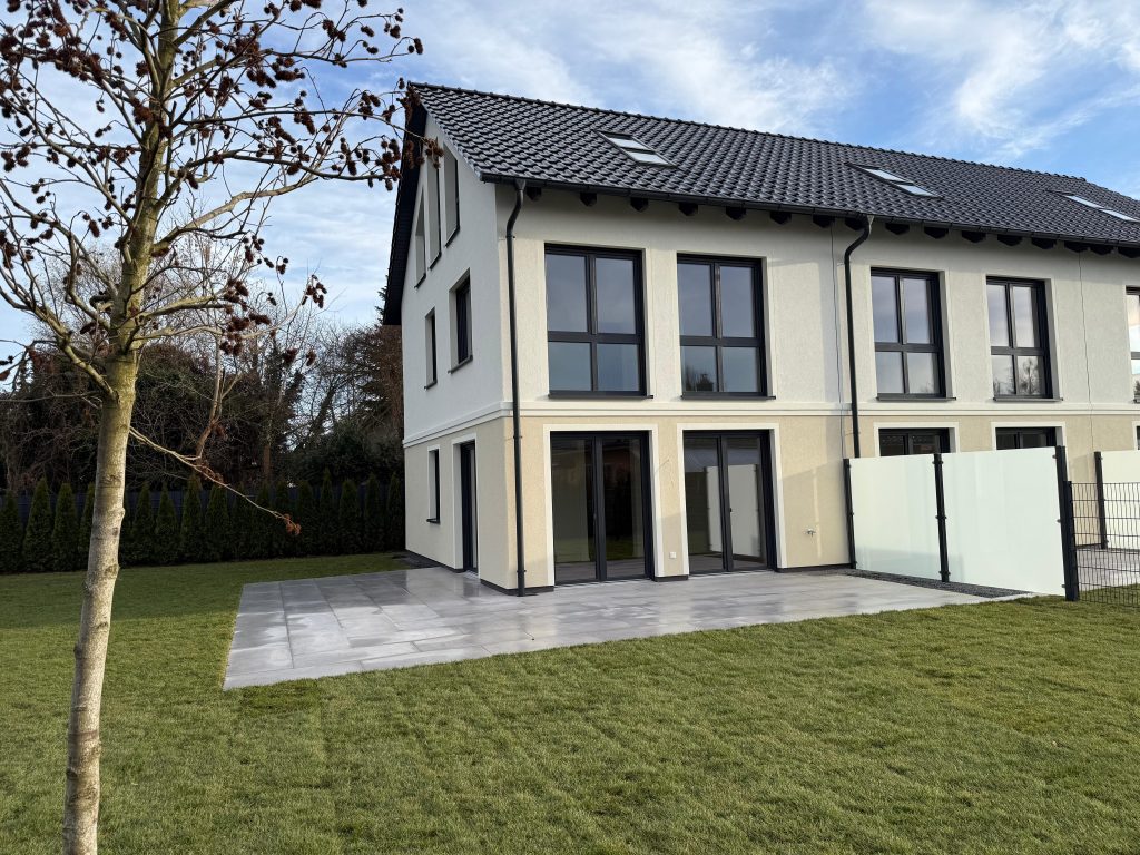 Fertiges Doppelhaus mit Terrasse und Garten