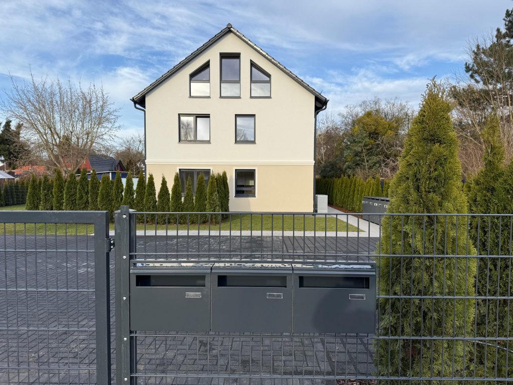 Neubau mit Einfahrtstor