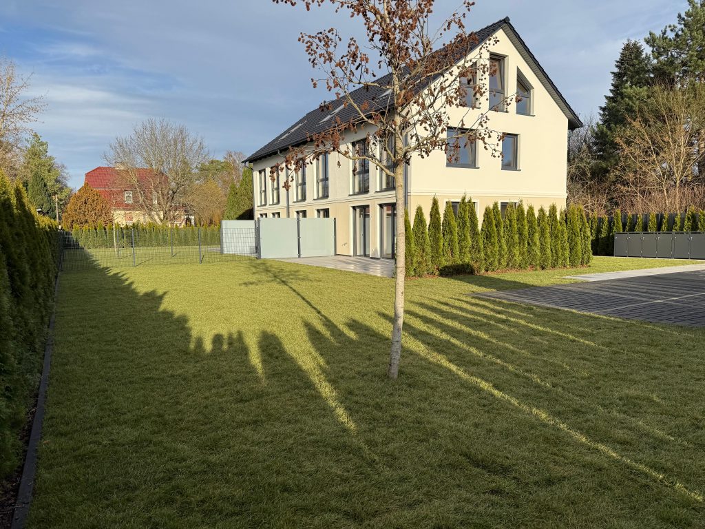 Reihe neuer Doppelhäuser mit Garten