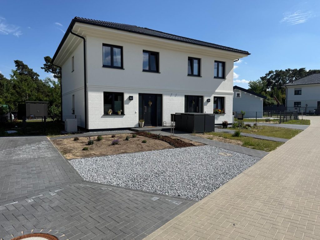 Fertige Stadtvilla mit Außenanlage