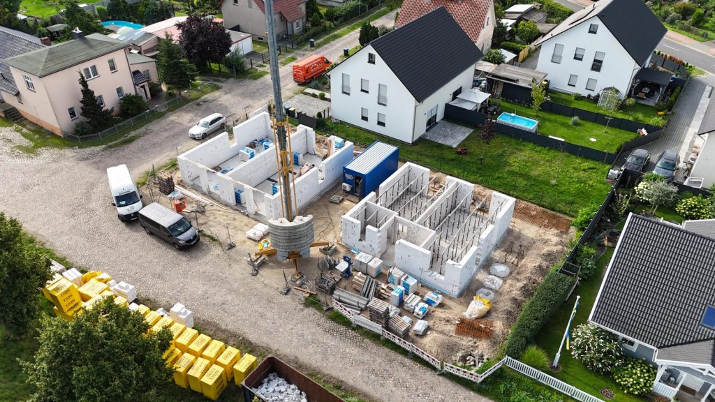 Rohbau mit Kran aus der Luft