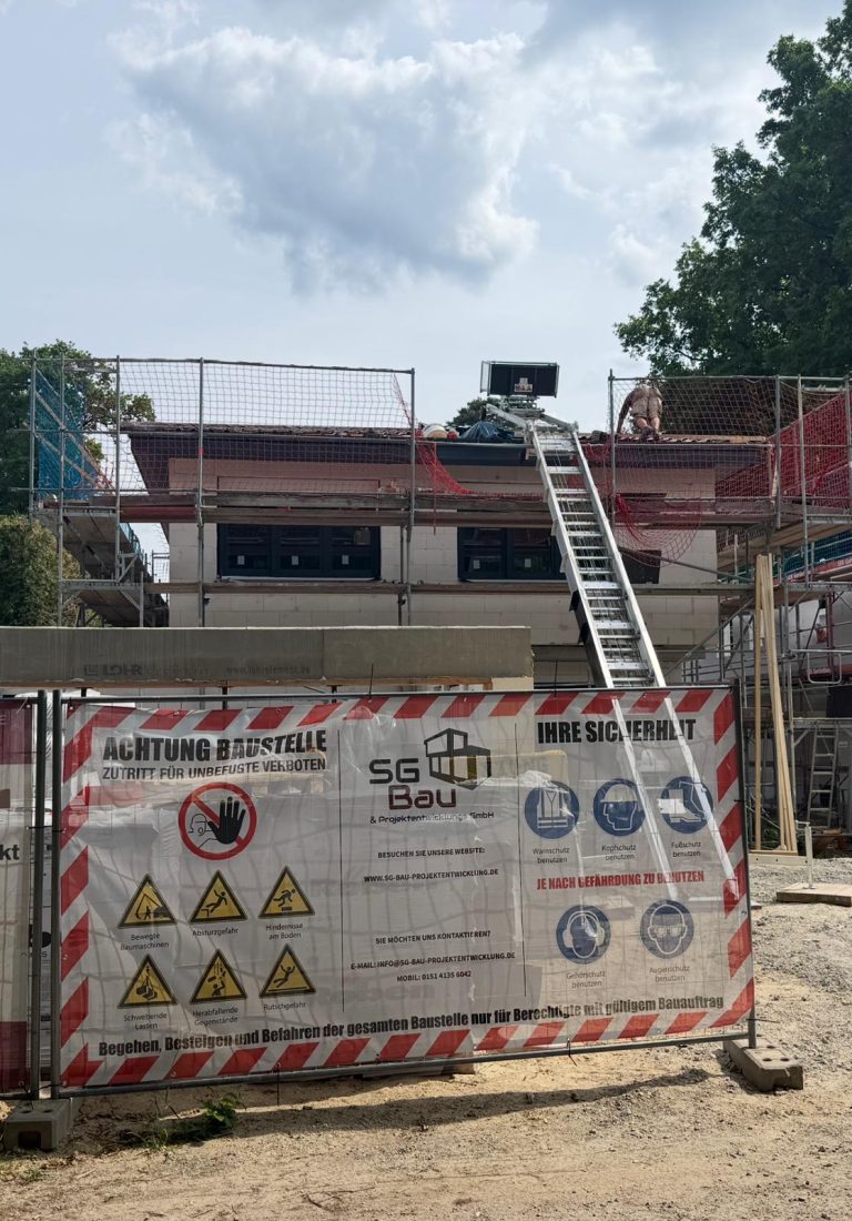 Baugerüst und Material vor einem Rohbau