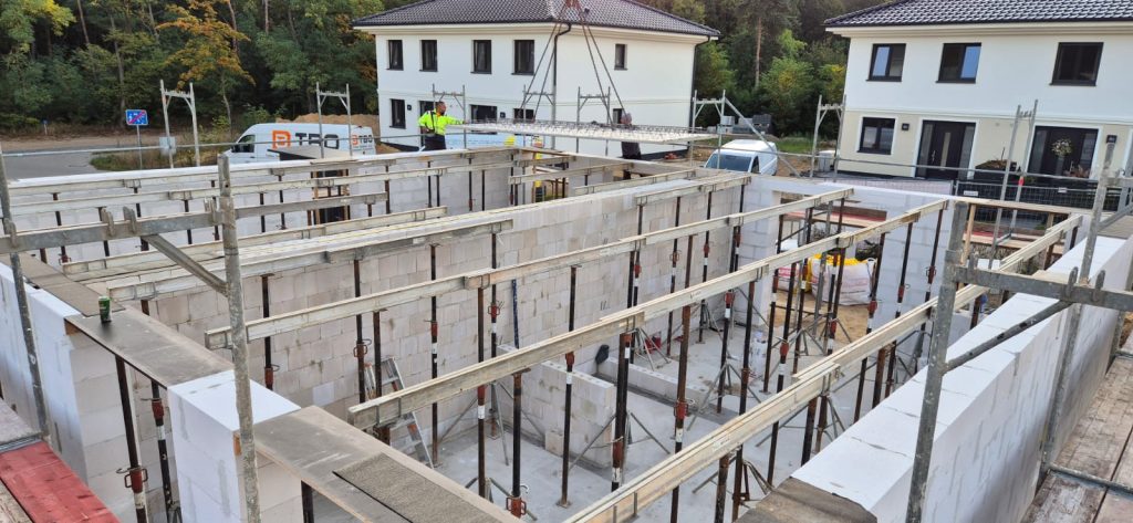 Blick in einen Rohbau mit Wänden und Deckenschalung