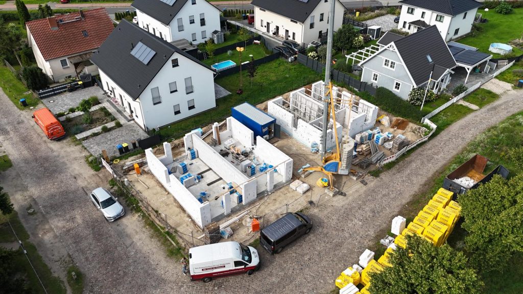 Rohbau eines Mehrfamilienhauses